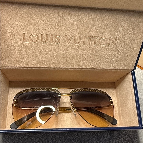 Louis Vuitton Attitude Pilote Sunglasses with CoA - Picture 13 of 15